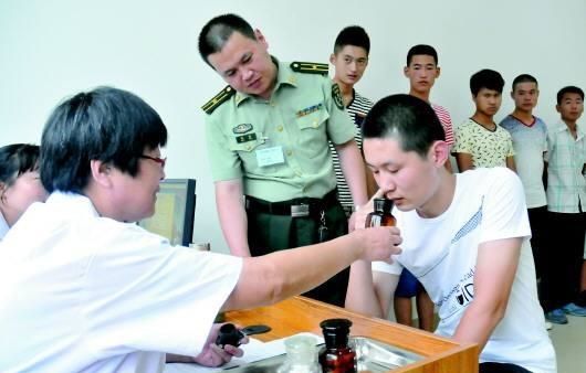 男兵體檢的尷尬圖，理解與尊重的重要性，男兵體檢中的尊重與理解的必要性，尷尬瞬間的思考