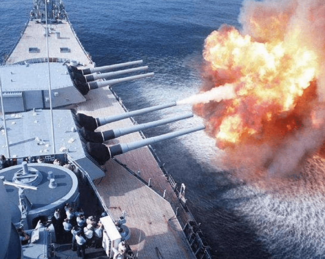 為什么岸炮打不過艦炮，深度解析背后的原因，岸炮與艦炮的較量，解析背后的原因與差異