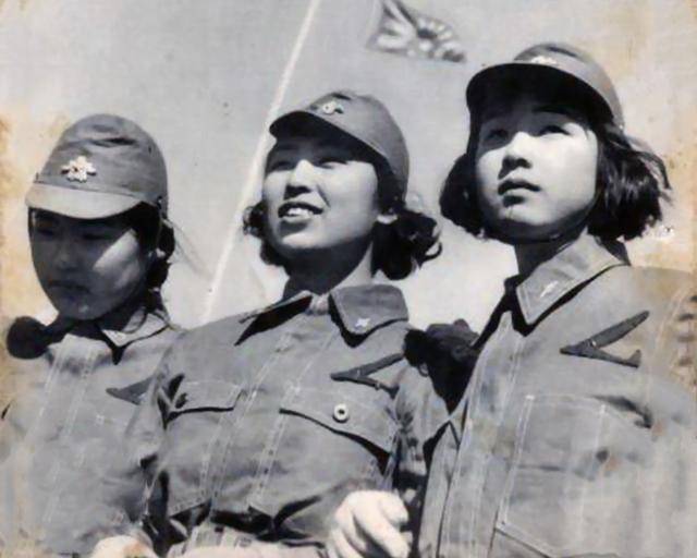 中國(guó)女兵敬禮圖片，展現(xiàn)力量與榮耀的象征，中國(guó)女兵敬禮，力量與榮耀的展現(xiàn)