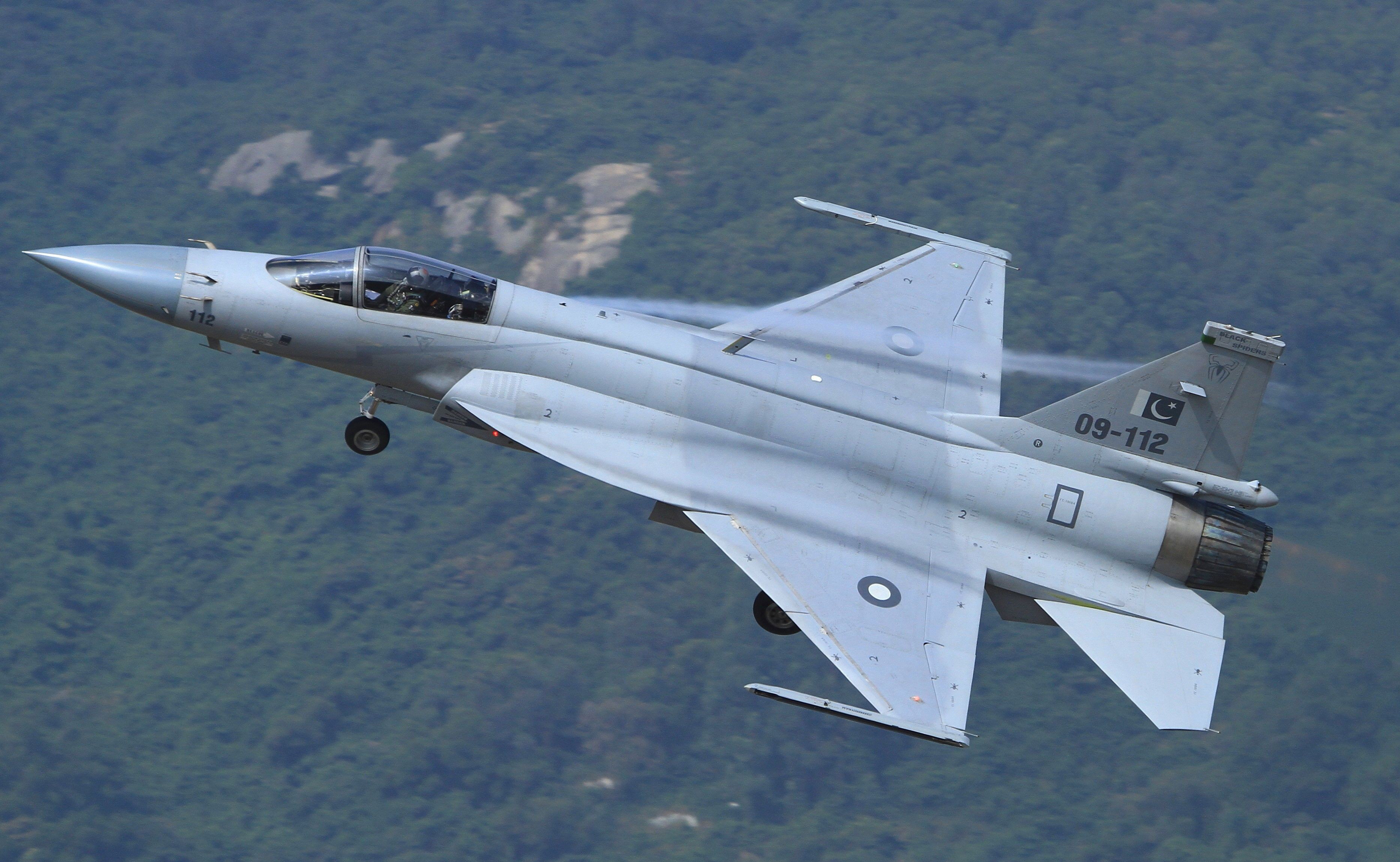 梟龍戰(zhàn)斗機(jī)圖片，展現(xiàn)中國(guó)空軍力量的驕傲，梟龍戰(zhàn)斗機(jī)風(fēng)采，中國(guó)空軍力量的驕傲圖片展示
