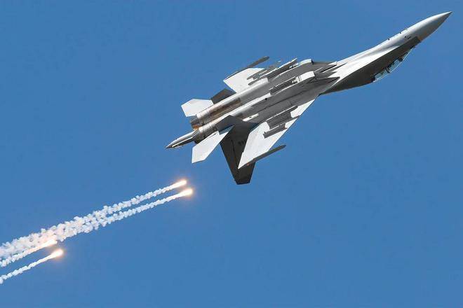 殲-16與F-16，空中對決的能力對比，殲-16與F-16空中對決能力對比解析