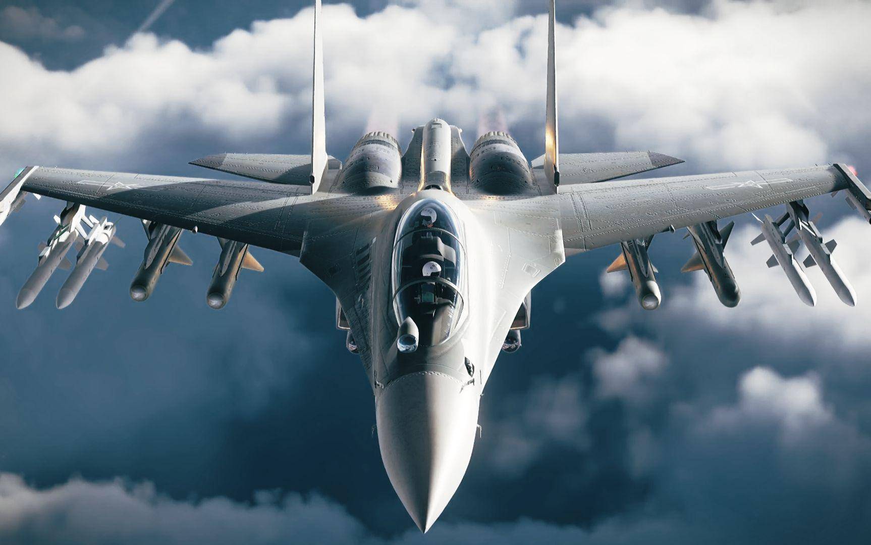 翱翔天際的雄鷹展翅高飛