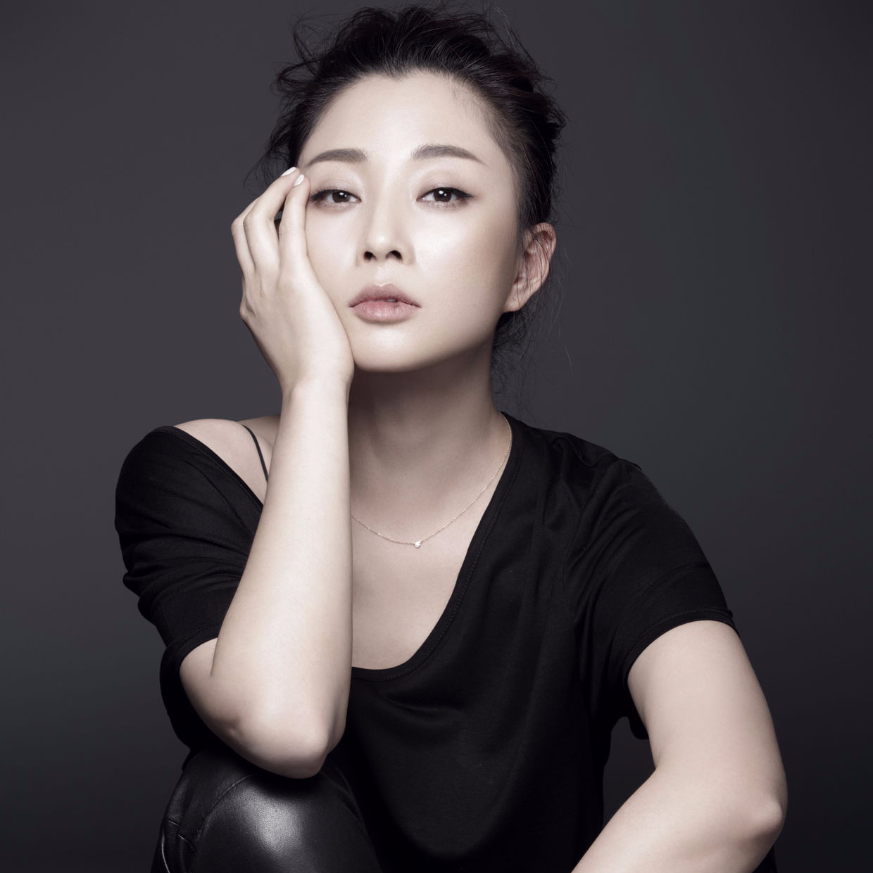 殷桃，43歲的魅力不減，近照展現(xiàn)歲月優(yōu)雅，殷桃，43歲魅力依舊，歲月雕琢優(yōu)雅近照展現(xiàn)風(fēng)采