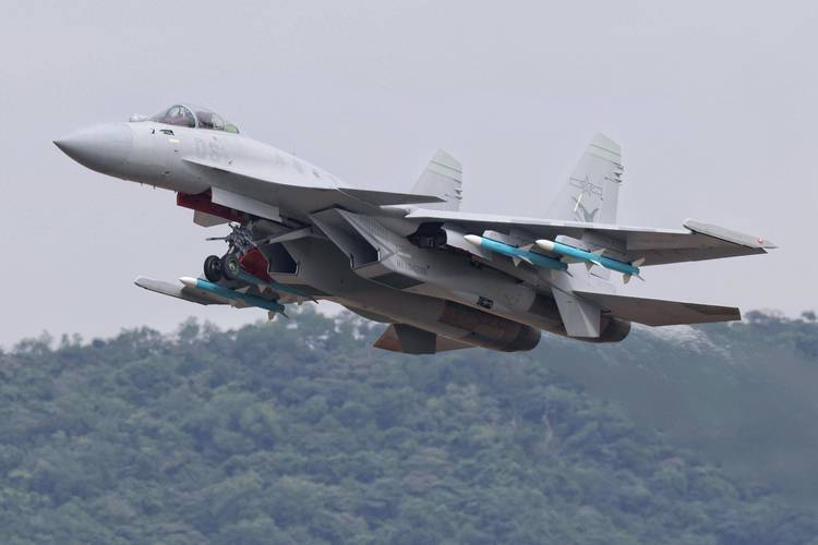 殲-15T，新一代艦載戰(zhàn)斗機(jī)的優(yōu)勢(shì)與挑戰(zhàn)，殲-15T新一代艦載戰(zhàn)斗機(jī)的優(yōu)勢(shì)與挑戰(zhàn)解析