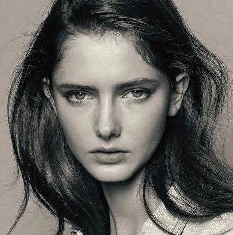 素顏?zhàn)蠲赖呐耍匀恢赖莫?dú)特魅力，素顏之美，自然之魅力的獨(dú)特展現(xiàn)